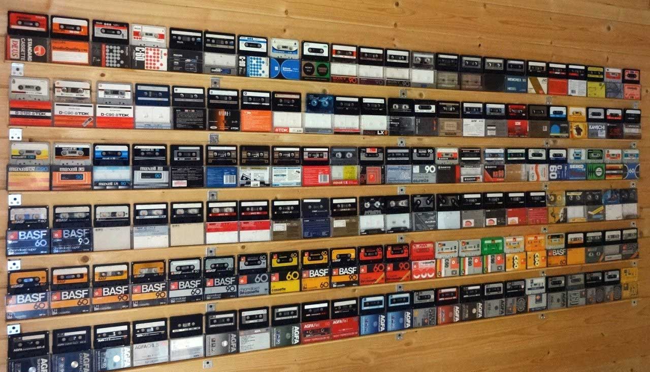 Каталог аудиокассет. Коллекция кассет. Полки для кассет. Аудиокассета. Коллекционные аудиокассеты.